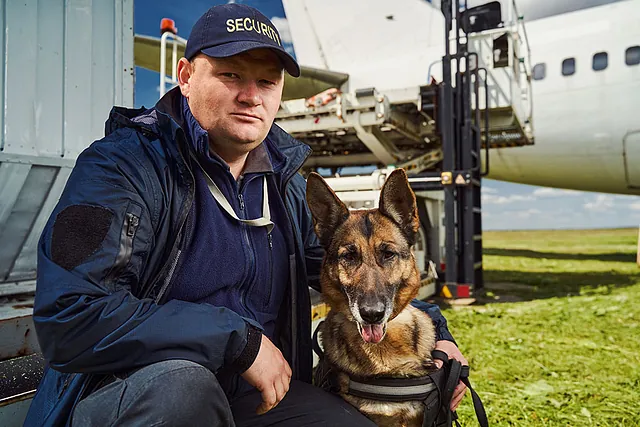 Wachmann mit Hund - WSL – Wach & Sicherheitsdienst Lippe uG